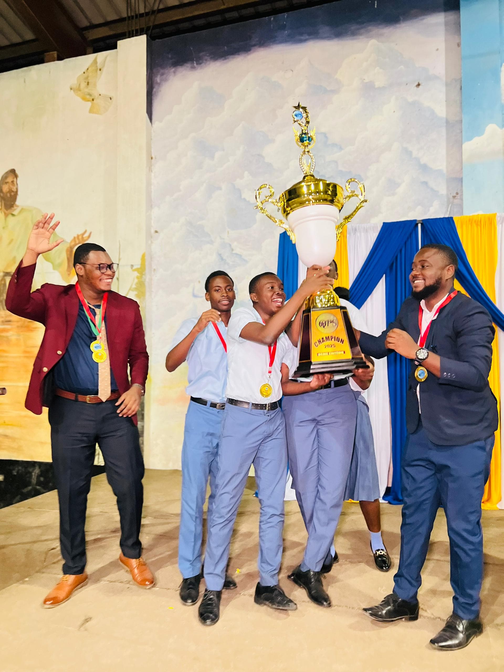 Champions soulevant le trophée QPS